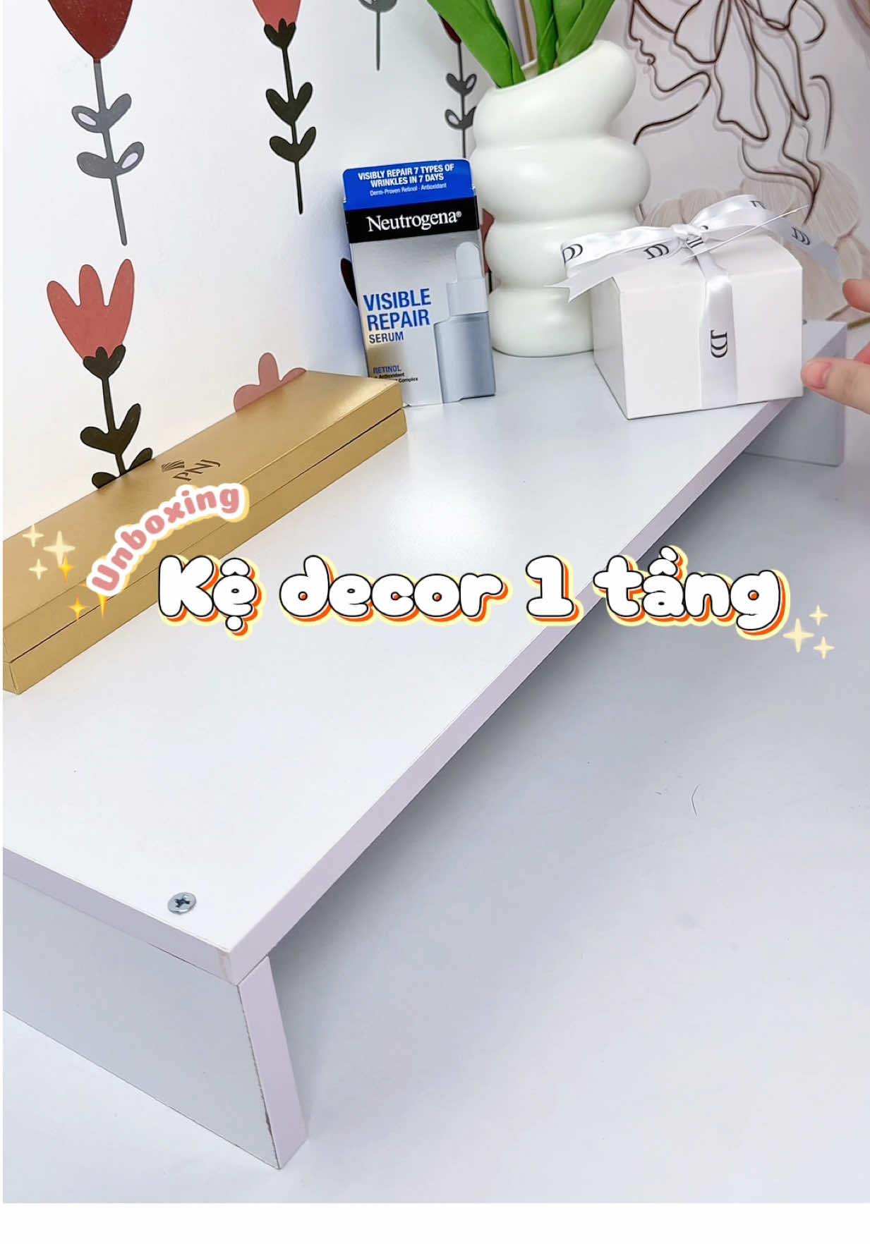 “✨ Kệ decor 1 tầng – giải pháp gọn gàng cho góc học tập & làm việc 🌿 📐 Thiết kế đơn giản, chắc chắn – chất liệu gỗ MDF bền đẹp. 💻 Đặt màn hình máy tính lên giúp tư thế ngồi thoải mái, giảm đau cổ vai gáy.#coHin1m50 #kedecor #unboxing #kegodecor 