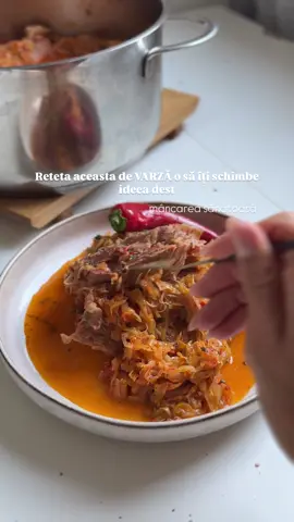 Rețeta asta de varză o să-ți schimbe ideea despre mâncarea sănătoasă! ✨ Am pornit de la hucul, rețeta tradițională de varză, dar am pregătit-o cu pulpa de curcan gătită lent, fragedă și aromată. 🥘 👉 Cum am făcut: 	•	Pulpa de curcan am uns-o cu ulei de măsline și multe condimente, apoi am lăsat-o la cuptor să se gătească încet, ca să fie suculentă. 	•	Am tocat varza mărunt, am frământat-o cu sare și piper, apoi am călit ceapă în ulei de măsline. 	•	Am adăugat sos de roșii și bulion de ardei făcute în casă, boabe de piper și cimbru din grădină. Totul a fiert încet, până ce varza a devenit moale și plină de aromă. 	•	La final, am tăiat carnea și am amestecat-o cu varza. Rezultatul? O mâncare simplă, sănătoasă și absolut delicioasă. 🍴 🌿 De ce să o încerci? Varza este o legumă de sezon, bogată în fibre, sățioasă și ideală într-un plan alimentar de menținere sau pierdere în greutate. Ne oferă nutrienți valoroși și ne ajută să mâncăm mai echilibrat. 📌 Salvează rețeta și încearc-o în perioada asta când varza e la ea acasă. O să-ți placă! #mancaredevarza 