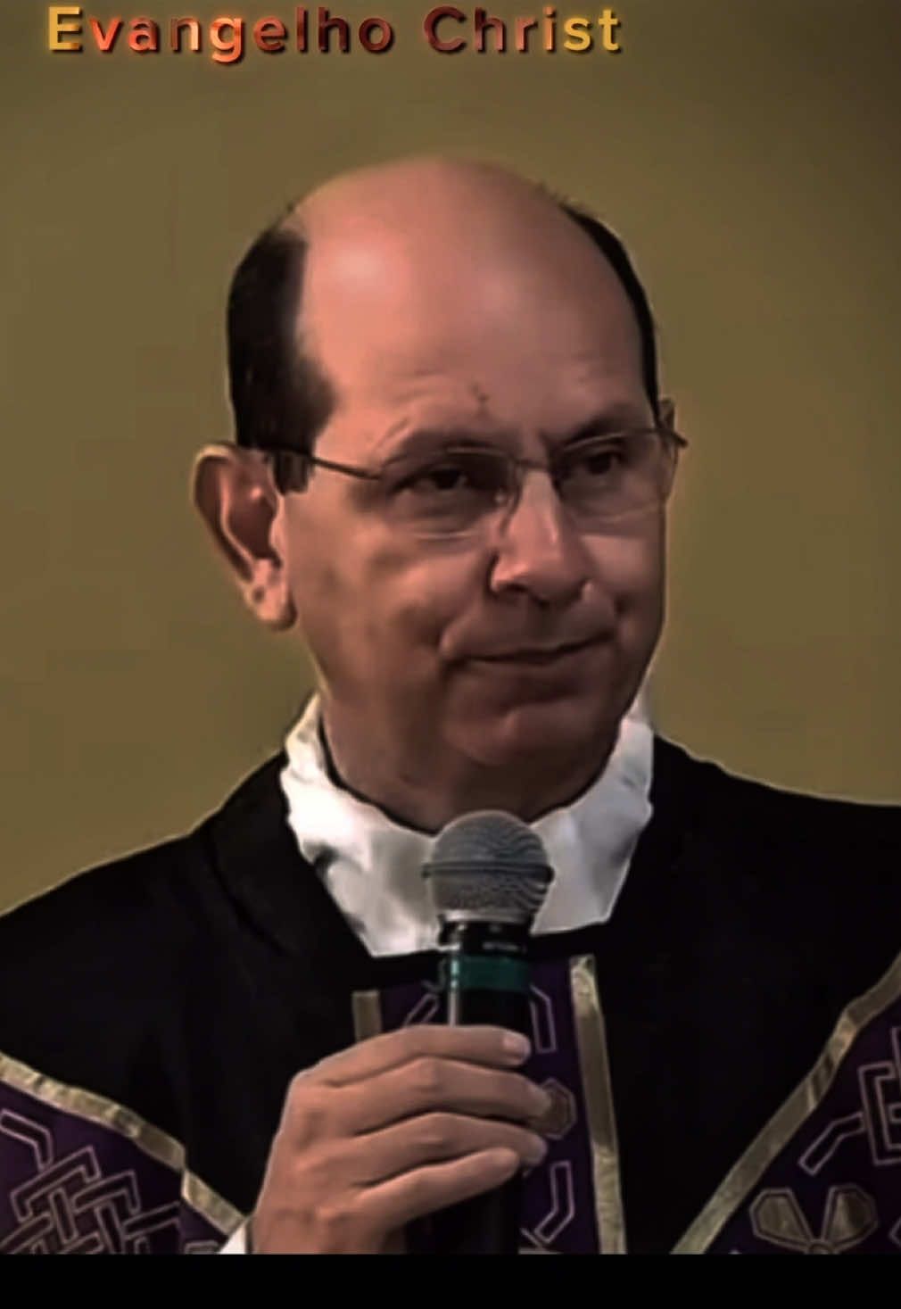 A Bíblia mostra que nada impuro pode entrar no Céu (Apocalipse 21,27). E também que mesmo após o perdão, permanecem consequências do pecado que precisam ser purificadas (2 Samuel 12,13-14). 📖Base bíblica: “A obra de cada um será revelada pelo fogo... se a obra se queimar, sofrerá perda; ele, porém, será salvo, mas como que através do fogo.” (1 Coríntios 3,13-15) “É bom rezar pelos mortos, para que sejam livres de seus pecados.” (2 Macabeus 12,45) ⛪ O que a Igreja ensina? Quem morre em amizade com Deus, mas ainda necessita de purificação, passa pelo purgatório. As orações, missas e obras de caridade feitas pelos vivos podem ajudar as almas que estão lá. É expressão do amor de Deus, que não rejeita a alma imperfeita, mas a purifica para o Céu. #evangelização #catholic #pregação #biblia #purgatorio    