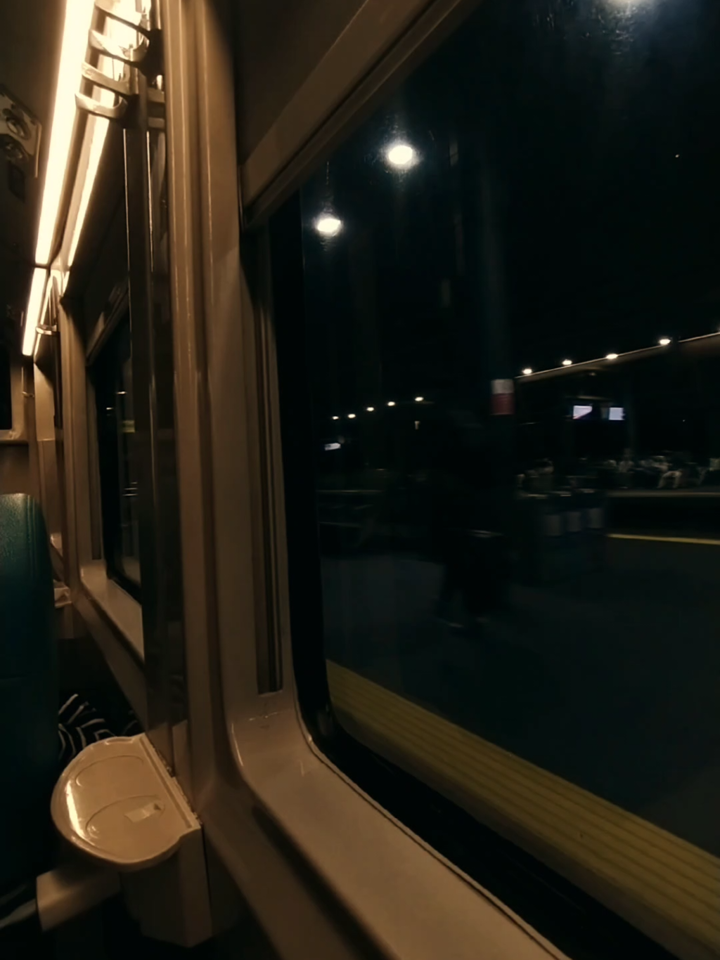 alasan terbaik untuk bertahan; karena merasa cukup dengan segalanya. –🥀 . night mode nya kereta emang cocok buat nenangin diri vibesnya. . on board tengah malam bersama KA 140 Parahyangan trainset si king selatan🖤 . #fypシ゚ #KAParahyangan #keretaapiindonesia #fypシ゚viral #foryou 