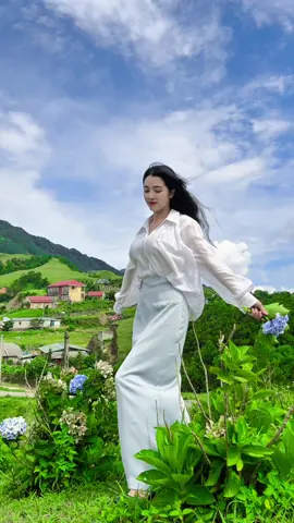 Hãy sống như chiếc lá, cứ việc mà xanh thôi. #xuhuong #mauson 