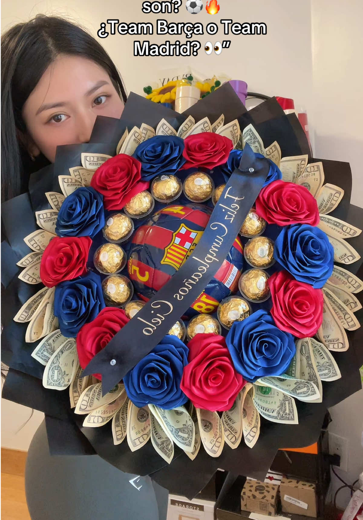 “Yo no soy de ningún equipo 🤭 ni del Real Madrid ni del Barça, ¡pero no podía dejar de hacer este ramo especial de Barcelona! 💙❤️ Y ustedes, ¿de qué equipo son? ⚽🔥 ¿Team Barça o Team Madrid? 👀” #enviosatodousa🇺🇸📦✈📫✅ 