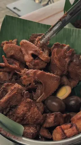 Gudeg Jogja adalah masakan tradisional khas Yogyakarta yang terbuat dari nangka muda (gori) yang dimasak dalam waktu berjam-jam dengan gula merah, santan, dan rempah-rempah hingga menjadi lembut, manis legit, dan berwarna cokelat kehitaman. Proses masak yang lama ini menghasilkan hidangan dengan rasa khas yang manis gurih, serta tekstur lembut dan sedikit terkaramelisasi.  #tanahjawa #sukujawa #sukujawa #jawapremium #adatjawa #budayajawa #jawapride #jawa #jogja #gudeg 