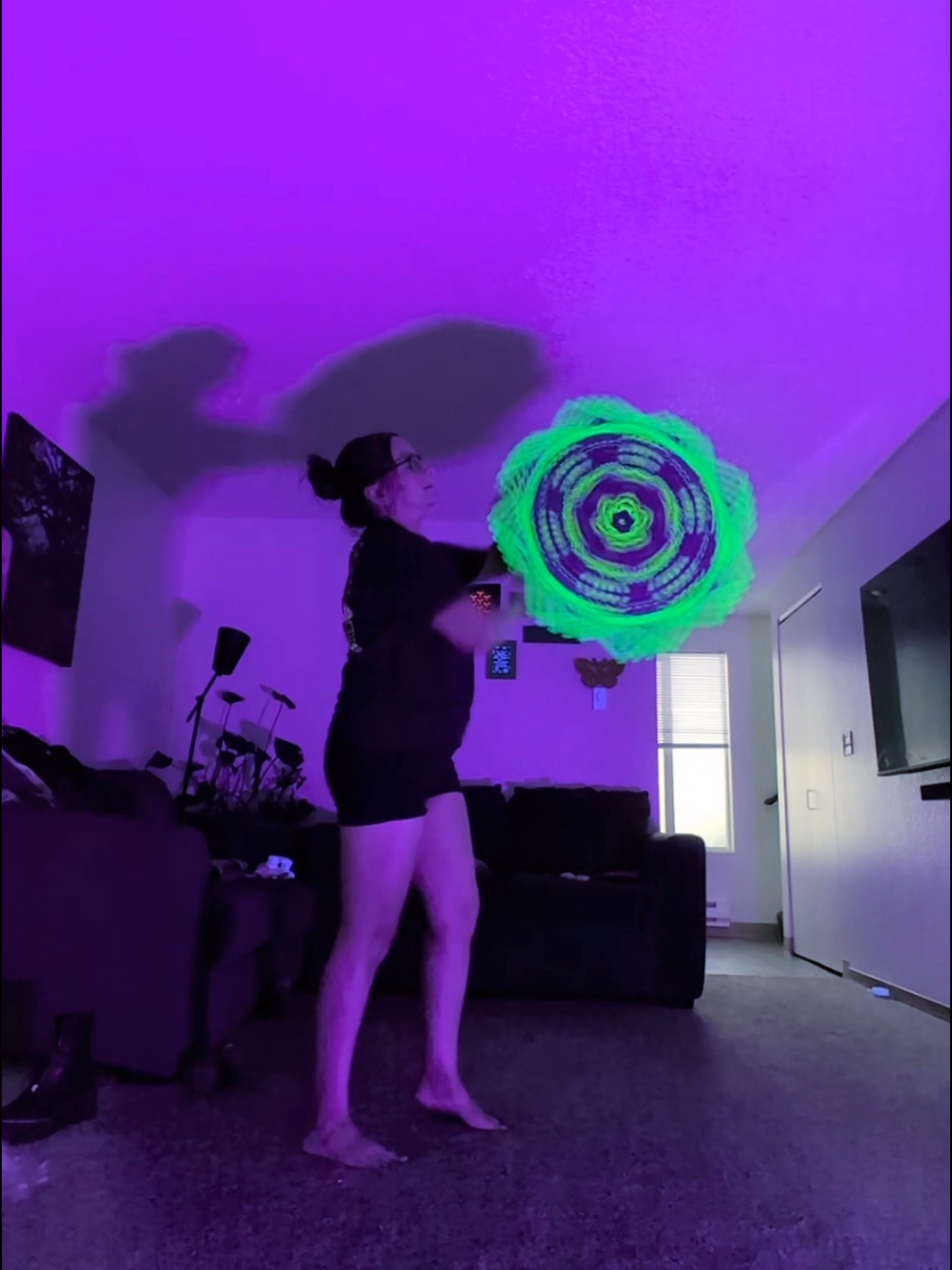GLOW FLOW 💜 cannot stop listening to this new magic from @Zingara 🫶 code LISSA10 and you can get your own UV star from @Trippy Squid 🐙 #flowstar #blacklight #edm #flowarts #dance 