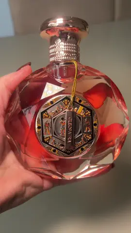 🔥 Cleópatra não precisava de coroa pra ser lembrada — o poder dela estava na presença. ✨ Esse perfume carrega a mesma energia: intenso, sedutor e impossível de ignorar. 🌹💎 Uma fragrância que chega antes de você, domina o ambiente e deixa sua marca sem pedir licença. 💭 Pronta pra se sentir como uma verdadeira rainha? 👑 #decantsdeperfumes #perfumesarabes #perfumesimportadosfemininos #cleopatraaurorascents #cleopatraarquetipo 