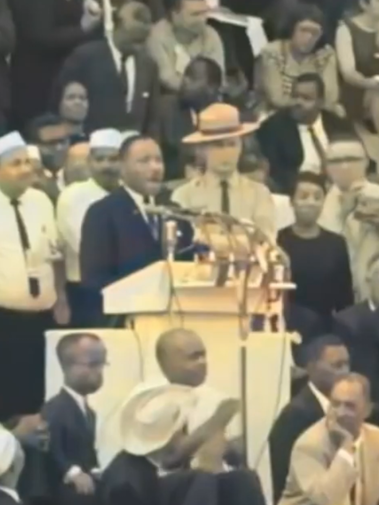 Se cumplen 62 años de la histórica movilización de Martin Luther King contra el racismo y por los derechos civiles en EE. UU., cuando su voz resonó con el anhelo de que esta nación se levantara y viviera el verdadero significado de su credo: que todos los hombres son creados iguales. ​El sueño de Martin Luther King es también el de Venezuela y su Gobierno Revolucionario, dijo el comandante Chávez: construir una sociedad más justa, libre y compasiva. Por eso, le decimos al pueblo estadounidense que no están solos, a pesar de las acciones unilaterales de su gobierno. Acompañamos su causa y los invitamos a levantar las banderas de la igualdad y la Paz, y a no dejarlas caer jamás.