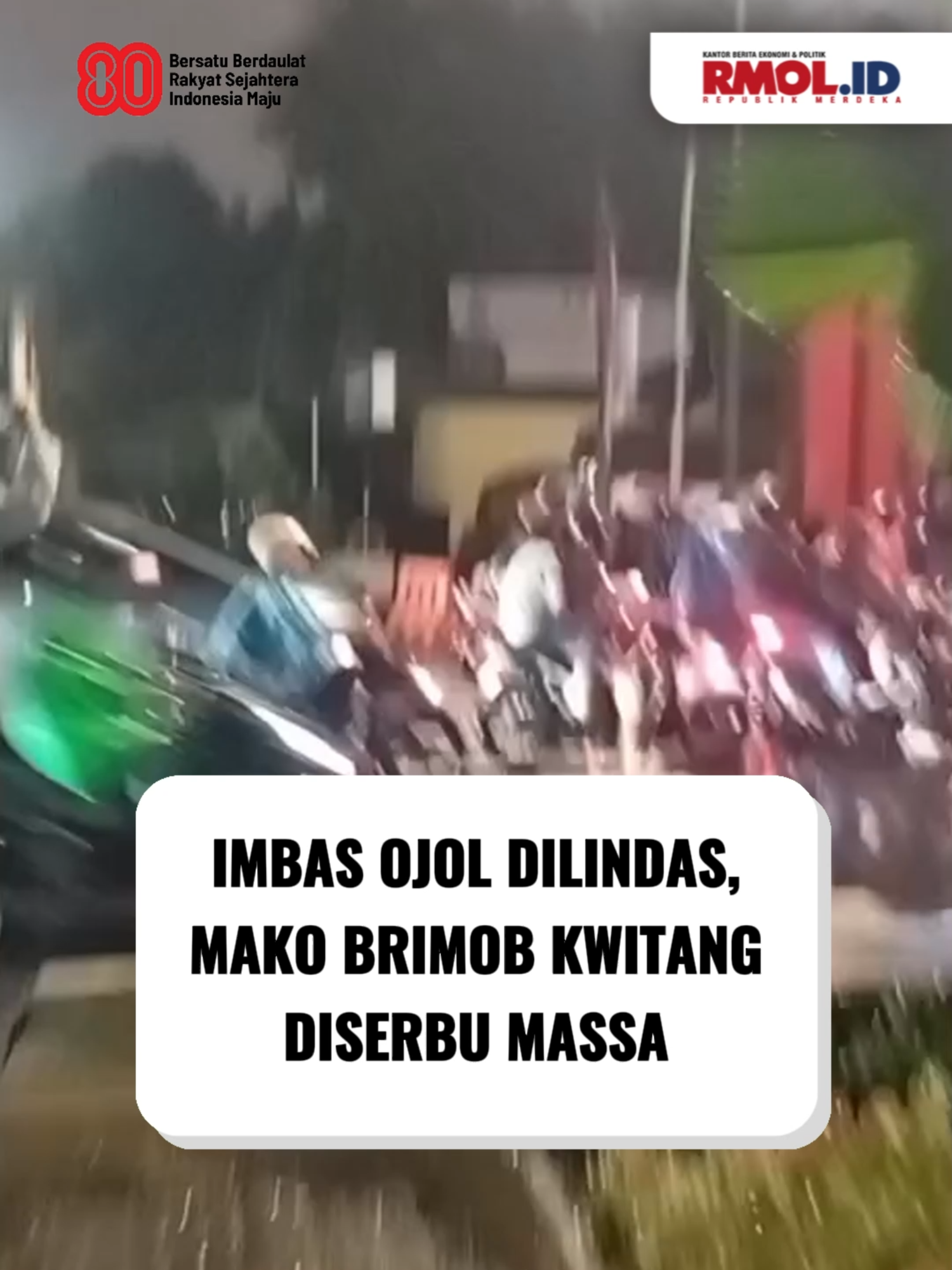 Imbas Ojol Dilindas, Mako Brimob Kwitang Diserbu Massa Massa aksi menggeruduk Markas Brimob di Kwitang, Jakarta Pusat, Kamis malam, 28 Agustus 2025. Aksi ini dipicu insiden viral kendaraan taktis (rantis) Brimob yang menabrak driver ojek online saat penguraian massa pasca demo DPR di Pejompongan. Pantauan RMOL, massa terus berdatangan memenuhi depan Mako Brimob. Video Editor: Pondra Irawan #rmol #rmolid #republikmerdekaonline #demodpr #ojolindonesia #ojol #ojekonline #brimob #polri