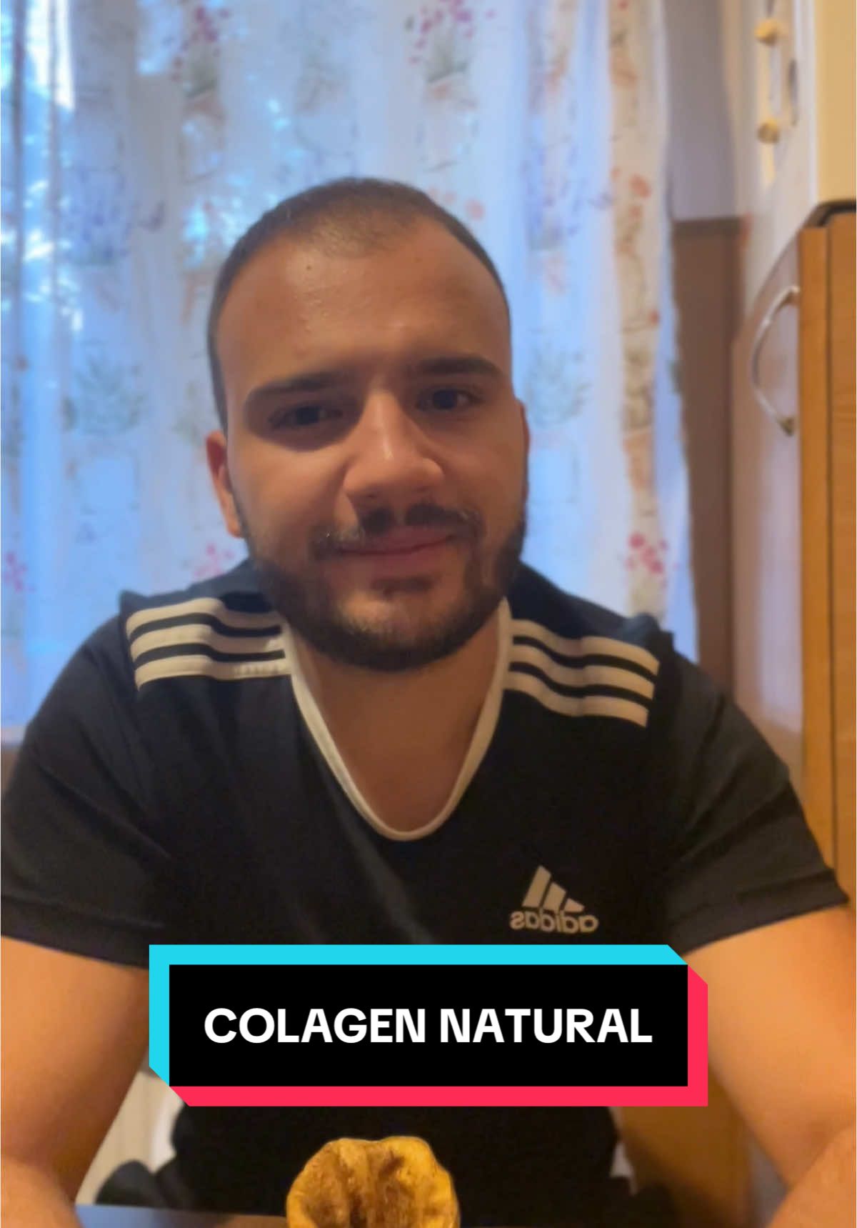 Urechea de porc este folosită de mult timp în alimentația tradițională și în medicina populară, fiind apreciată în special pentru conținutul său bogat în colagen. Colagenul este o proteină esențială care contribuie la menținerea elasticității și rezistenței țesuturilor conjunctive, inclusiv a cartilajelor, articulațiilor, pielii și ligamentelor. Prin fierbere îndelungată sau preparare sub formă de gelatină, proteinele și colagenul din urechea de porc se eliberează și pot fi absorbite mai ușor de organism. Acest aport sprijină regenerarea și întreținerea cartilajelor, ajutând la reducerea disconfortului articular și la menținerea mobilității, mai ales în cazul persoanelor care fac sport sau care se confruntă cu probleme precum uzura articulară. #SanatateArticulara #ColagenNatural #CartilajePuternice #UrecheDePorc #RemediiNaturale #Mobilitate #Sanatate #Colagen #ArticulatiiSanatoase #TopVideo #durerigenunchi #articulatii #oasesanatoase #reumatism 