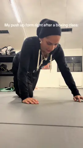 If you bad form just go boxing 😚 Russian push up finisher bc I don’t hate myself enough x #pushups #pushupfinisher #boxing #mma #calisthenics 