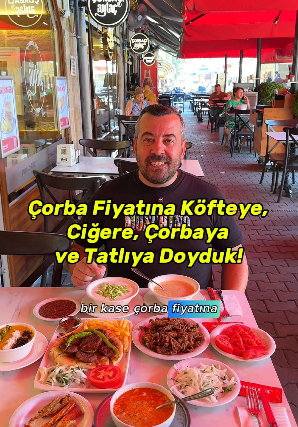 İstanbul'da Bir Kase Çorba Fiyatına Köfteye, Ciğere, Çorbaya ve Tatlıya Doyduk! İstanbul'da bir kase çorbaya 360₺ verince arkadaşımla üşenmedik uzun zamandır keşfetimizi meşgul eden bu meşhur lokantaya geldik. Burada gerçekten İstanbul'da yiyeceğiniz bir kase çorba fiyatına enfes çorbaları, ciğeri, köfteleri ve tatlıları aynı anda yiyebiliyorsunuz.  Burası İstanbul'a 1,5 saat mesafedeki Lüleburgaz'da hizmet veren @aytaccorbacisi . Hem gezip Trakya havası aldık hem nefis doğal sağlıklı lezzetler tattık. Hatta bu lokantanın tatlıları da muhteşem, özellikle yöresel Zerde tatlısını kesinlikle denemelisiniz. Marka geçti Reklam Peki Neler Yedik? -Tava Ciğer 350₺ -Izgara Köfte 300₺ -Az Kelle Paça 100₺ -Az Tavuk Suyu 80₺ -Cacık 100₺ -Zerde Tatlısı 120₺ -Çay ikram Gördüğünüz masa toplam sadece 1050₺ tuttu. Kişi başı 525₺'ye lezzetli şeyler yedik ve tıka basa doyduk. İstanbul'da şüphesiz bu rakama sadece bi tas çorba ve belki bi salata yiyebilirdik. Bu harika mekanı mutlaka keşfedin, tavsiyemdir. #trakya #yemek #TTT #food #istanbul 