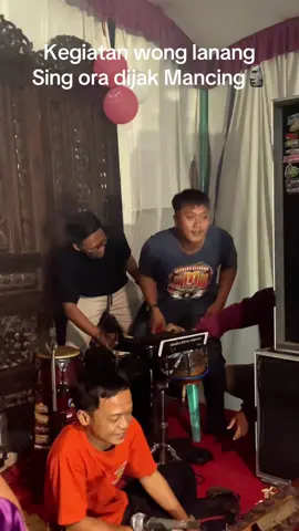 Wong wong pada yogene sih 🙂‍↔️#fypシ゚viral #dagelan #ngakak #tanggapan #campursari 