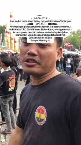 Aksi demonstrasi menolak kebijakan kenaikan tunjangan DPR RI kembali terjadi di DPRD Kalbar, Rabu (28/8/2025).  Ratusan mahasiswa dari berbagai kampus kembali menggelar aksi demonstrasi menyuarakan ketidakadilan pemerintah yang  meningkatkan tunjangan DPR RI di tengah kondisi ketimpangan pendapatan dan pembangunan daerah.  Massa yang hadir meluapkan kekesalan mereka dengan memasang bendera one piece sebagai ganti bendera merah putih. Disamping itu, mereka juga membakar ban.  Wakil Ketua DPD GMNI Kalbar, Sisilius Rami, menegaskan aksi ini merupakan bentuk perlawanan terhadap kebijakan pemerintah yang dianggap tidak adil bagi rakyat.  Ia menyebut, aksi kali ini bukan yang pertama. Melainkan hari ini kedua mereka datang menyuarakan ketidakadilan di negeri ini.  