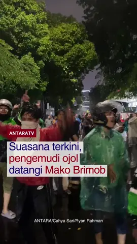 Imbas insiden ojek online yang terlindas mobil rantis di area unjuk rasa di sekitar Senayan, pengemudi ojek online terpantau mendatangi Mako Brimob Polda Metro Jaya di Jalan Isman Harun, Kwitang, Jakarta, Kamis Malam (28/8). Kerusuhan terpantau terjadi di beberapa wilayah seperti terminal busway Kwitang dan Flyover Senen. Sekitar pukul 22:55 WIB malam, aparat kepolisian terlihat berdatangan menggunakan sepeda motor. #ojol #brimob #demo #kwitang #komunitasojol 