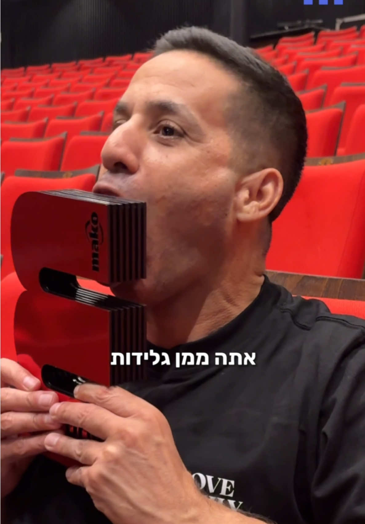 שחר חסון הוא סטנדאפיסט השנה של mako 🎉🙌🏼 עשרות אלפים הצביעו, השפיעו והעניקו את התואר המכובד, בפעם השנייה ברציפות, לשחר חסון. אז שחר הגיב כשהפתענו אותו על הבמה והענקנו לו את הפסלון? #שחרחסון #סטנדאפ #הופעה #מאקו 