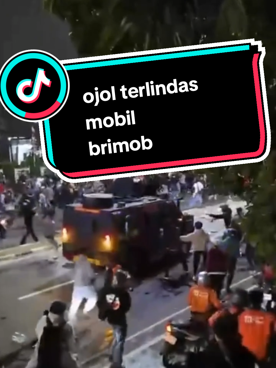 ojol dilindas oleh mobil satuan brimob saat demo.  saya mengatakan ini dilindas bukan terlindas.  karena mereka kabur setelah kejadian.  seperti yang sering dikatakan oleh polisi kalau tidak salah kenapa kabur?  #ojol #ojoldilindas #demo 