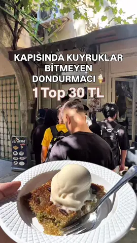 🍦Kapısında kuyrukların bitmediği efsane Bena dondurmacısı.. reklam mecbur 🍦Kadayıf üzeri dondurması meşhur, insanlar akın akın gidiyor. 🍮Kazandibi, aşure, sütlaç, trileçe, kadayif bir çok çesit tatli var. 💳1 top dondurma 30 tl Dondurmalı kadayıf 150 tl 🍦Oturma alanı bulunmuyor, dondurmanızı tatlınızı alıp dışarılıda cami avlusunda yiyebilirsiniz. 📍Adres: Bena Dondurmaları, Molla Fenari, Çemberlitaş, Fatih/İstanbul #BenaDondurma #ÇemberlitaşLezzeti #İstanbulTatlıları #KadayıfDondurma #TatlıKöşesi 