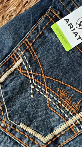 Calça Country Masculina ARIAT – perfeita para quem busca estilo, conforto e durabilidade no dia a dia ou no campo. Produzida em 100% algodão de alta qualidade, proporciona toque macio e resistência, ideal para uso em rodeios, lidas no campo, festas sertanejas ou momentos casuais. Com corte tradicional e design western autêntico, essa calça jeans valoriza o visual masculino, garantindo liberdade de movimentos e excelente caimento. Disponível nos tamanhos 36 ao 48 para se ajustar perfeitamente ao seu corpo. ✅ Marcas originais:ARIAT  ✅ Material premium: 100% algodão ✅ Conforto e resistência ✅ Estilo cowboy western #western #country #calca #cowboy 
