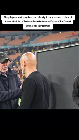 The players and coaches had plenty to say to each other at the end of the #BetwayPrem between Kaizer Chiefs and Mamelodi Sundowns #SSDiski 