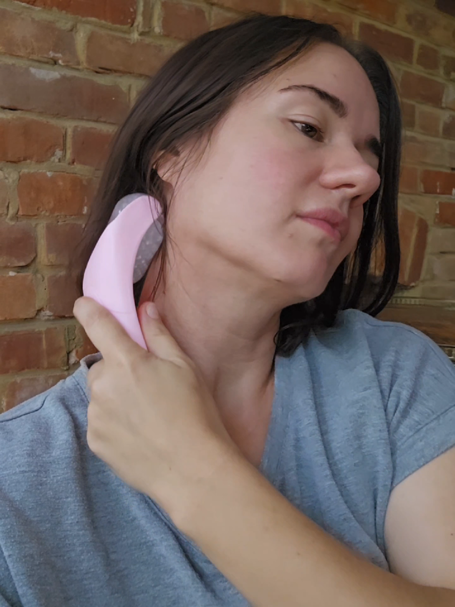 I started using this pink ice roller whenever I feel a headache or tension building, and honestly, it’s become one of my favorite self-care tools. I keep it in the freezer so it’s always ready — that cooling feeling on my forehead and temples is such a relief. It doesn’t “fix” everything, but it helps me unwind and feel lighter. What makes it so good: ✔️ Instant cooling effect that feels amazing on the skin ✔️ Helps with puffiness, tension, and tired eyes ✔️ Easy to roll on forehead, temples, and under eyes ✔️ Simple, affordable, and reusable — no batteries, no mess For me, it works both ways: in the morning to wake up and de-puff, and at night when I need something calming for stress or headaches. If you’ve never tried an ice roller before, this is a small thing that makes a big difference in daily life. #headacherelief  #tiredmom  #migrainerelief  #iceroller #cryotherapy 