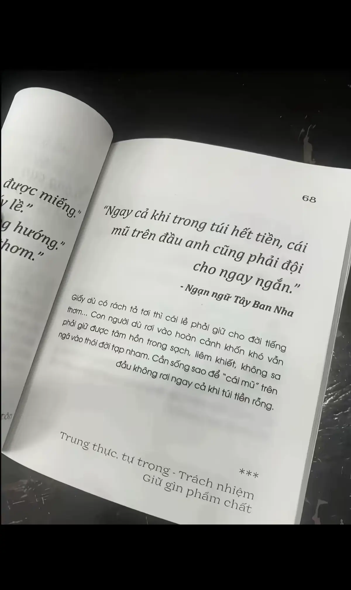 ngay cả khi trong túi hết tiền ,cái mũ trên đầu anh cũng phải đội cho ngay ngắn..