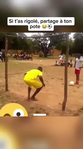 Football drôle moment 😂😂😂 #futebol #fyp #viral #sportsontiktok #funnyfootball 