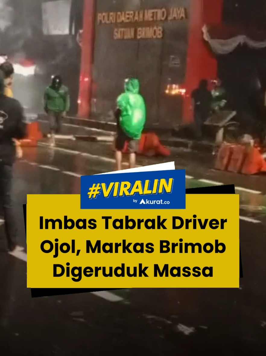 Pihak kepolisian melalui Brimob memastikan akan bertanggung jawab atas insiden terkait terlindasnya salah satu pengemudi ojek online atau ojol saat demo di DPR. Kapolri, Jenderal Listyo Sigit Prabowo, meminta maaf atas peristiwa kendaraan taktis Brimob Polri yang melindas seorang pengemudi ojek online usai demo di Jakarta, Kamis (28/8/2025) malam. Sigit mengaku menyesali peristiwa pelindasan tersebut. Dia pun memerintahkan Divisi Profesi dan Pengamanan Polri untuk melakukan penanganan lebih lanjut. 🎥: Dok. Istimewa. #viral #ojekonline #polisi #brimob #akuratco 