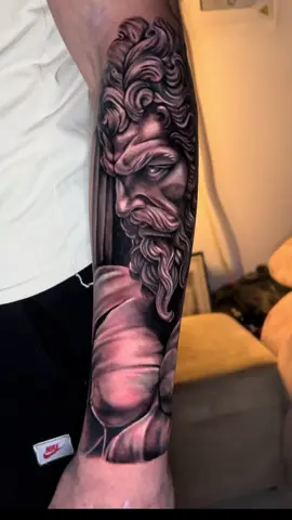 Tatuador en cucuta, tatuaje de zeus en el antebrazo🔥 agenda tu cita al 3243103246 #paratii #tattooartist #colombia 