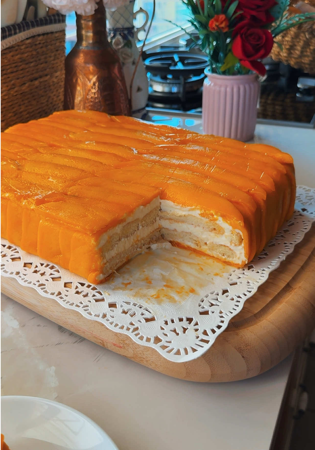 Mango tiramisuuuu😍🥭 تيراميسو المانجو 😍 لوحة ولا مو لوحة ؟ 🫣 Ingredients:  2 cups heavy whipping cream  470g mascarpone cheese  1/2 cup sugar  2 teaspoons vanilla  *  40 ladyfingers  2 large mangoes  المكونات:  ٢ كوب كريمة خفق  ٤٧٠ غرام جبنة ماسكربون  ١/٢ كوب سكر  ٢ ملعقة صغيرة فانيلا  *  ٤٠ بسكويت ليدي فينغرز  ٢ مانجو  . #tiktokcookbook #mangoes 