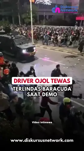 Seorang driver ojek online meninggal dunia usai terlindas mobil taktis Baracuda milik aparat kepolisian saat pengamanan aksi demo di sekitar DPR RI, Jakarta Pusat, pada Kamis (27/08/2025).   Korban sempat dilarikan ke RS Pelni, namun nyawanya tak tertolong.   Peristiwa tragis ini terjadi di kawasan Pejompongan, ketika aparat mencoba memukul mundur massa aksi.   Turut berduka cita sedalam-dalamnya untuk keluarga korban.    Semoga kejadian ini mendapat perhatian serius dan diusut tuntas demi keadilan. #ojol #demo #terlindas #tewas #baracuda    