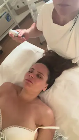 Lucrez cu precizie, blândețe și respect pentru frumusețea naturală a fiecărei cliente. Stimulez, detensionez, tonific — pentru un ten luminos și un chip relaxat. Pentru că frumusețea autentică începe cu grijă și cunoaștere. 💆‍♀️✨ #masajfacial #cosmetica #frumusețeanaturală #tenluminos #masajprofesional    