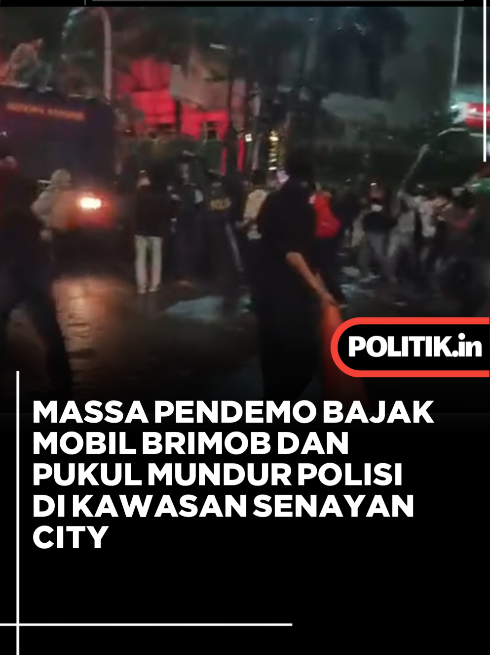 Momen sejumlah massa berhasil membajak mobil Brimob dan memukul mundur polisi. kemarahan massa dipicu akibat mobil rantis Brimob terlihat melaju cepat di tengah kerumunan massa yang berhamburan.  Kendaraan lapis baja itu lantas melindas seorang pengemudi ojol yang tersungkur di jalan. Massa yang melihat kejadian itu sempat berteriak, namun mobil tersebut tidak berhenti dan tetap melaju meninggalkan lokasi.  Hal ini memicu amarah massa yang kemudian memukuli kendaraan tersebut dan mengejarnya. 
