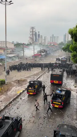 Jl. Pejompongan Jakarta Demo Chaos Mahasiswa VS Brimob/Polisi