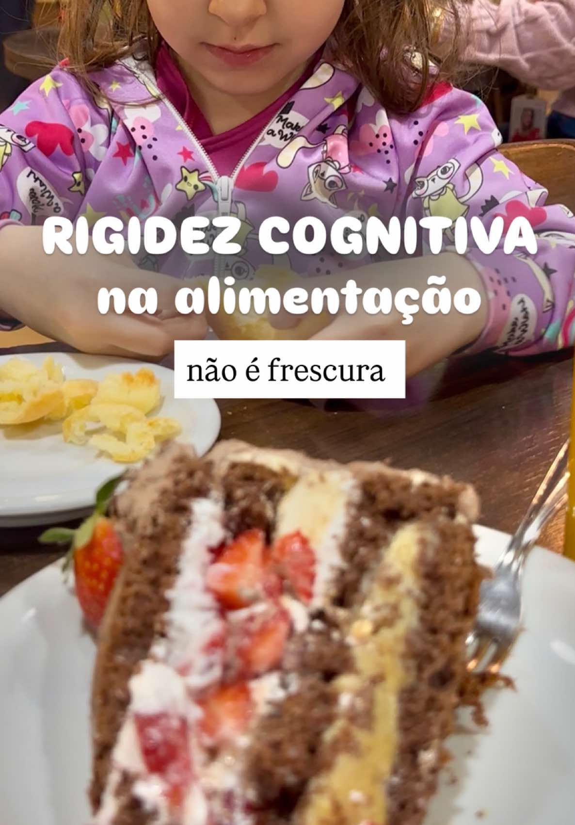 Não faço todas as vontades da minha filha, mas depois de ver esses comentários PODRES eu penso que deveria começar fazer todas as vontades dela sim, porque as pessoas, como essas que fizeram os comentários são PODRES, e infelizmente essa é a sociedade que ela vai viver, mas aqui dentro de casa ela tem AMOR, sempre vai ter… o mundo é ruim, mas a mãe dela não é 🙏🙏🙏 Muitos comentários PODRES, vindo de pessoas PODRES, que julgam a vida inteira de uma criança por um vídeo de 1 minuto…  Pessoas literalmente mal amadas, cheias de traumas que ficam furiosas quando veem uma criança acolhida e amada, claramente ferindo sua criança interior porque nunca foram assim acolhidas ou amadas!  A psicologia explica! 😂😂☺️☺️ Minha filha vai continuar sendo amada sim, continuaremos educando ela com paciência, amor e terapia, porque é isso que ela merece.. educarei ela para jamais conviver com pessoas como essas desses comentários sem noção!  🙏 🙏 Chega a ser engraçado que colocamos nossos filhos autistas na terapia para conviver com pessoas que claramente precisam muito mais de terapia 🤔 Chega a ser um paradoxo né? Não faz muito sentido  . . . . . Sei que parece ser frescura, manha, falta de limites…. Mas isso é a rigidez cognitiva!  Estamos trabalhando em terapia para que esses episódios fiquem cada vez menos frequentes, mas isso demanda tempo e muita paciência….  Dizemos NÃO para ela também, mas no lugar certo e no momento certo…  Quando estamos em público se podemos evitar crises, birras, choros… é o que fazemos….  Resolvi compartilhar pq sei que muitos pais atípicos passam por isso e ficam pensando onde estão errando, mas na verdade não estamos errando, estamos apenas lidando com as situação que acontecem…  #rigidezcognitiva #autismo #autista #tea #maternidadeatipica