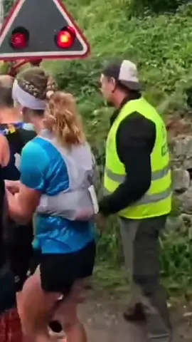 Varios corredores se saltan la valla del tren en la OCC, según las normas de la carrera deberian de descalificar a todos los que pasaron antes de que se levante la valla de seguridad. UTMB no a descalificado a nadie y de hecho está publicando los vídeos sin la voz de la retransmisión. Que opináis ? #trailrunning #correrpormontaña #trailrun #ultratrailrunning #trailrunninglife 