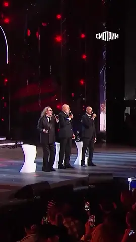 🎶 Настоящий сюрприз вечера! Легенды российской музыки — Матвиенко, Николаев и Крутой — объединились на одной сцене и исполнили «Колечко». Невероятно тёплый и камерный номер! 🔥 СМОТРИМ: https://smotrim.ru/brand/71731 #Матвиенко #Николаев #Крутой #Россия1 #НоваяВолна2025