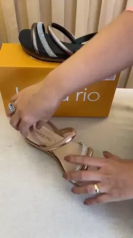 😍 Mais uma lindeza da #beirario, eu amei essa... e você ? também amou ?  🛒Quer garantir a sua ? link nos comentários 👇🏻 . . #calcadofeminino #sandaliabeirario #beirario #rasteirinha 