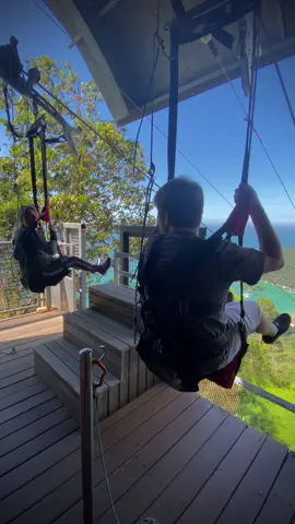 A 240 metros de altura, sobrevoando a Mata Atlântica e o mar de Balneário Camboriú…  São 750 metros de pura emoção em segundos que ficam guardados para sempre na memória. 😃❤️ A aventura que começa com frio na barriga termina com vontade de repetir! ❤️‍🔥 👉 Quem aí encararia essa descida inesquecível? #aventura #diversão #adrenalina 