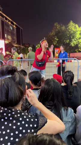 Đi Đu A80, chưa kịp ngồi đã gặp ngay cô quản ca 🤭 Không khí thì vui, tinh thần thì hết nấc lun #80namquockhanh #xuhuongtiktok 