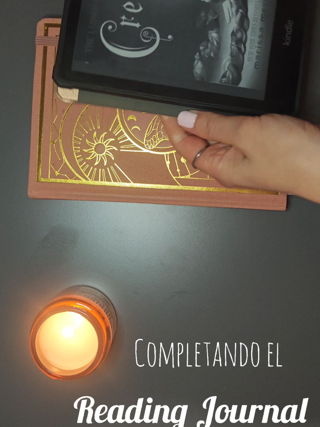 Añade conmigo una Lectura Terminada en mi Reading Journal 📚💕 El libro se llama Cress de la autora Marissa Meyer. Este libro lo leí entre enero y abril de 2025.  Pertenece a la serie Las Crónicas Lunares y es el tercer libro 🩷🩷🩷 #marissameyer #readingjournal #thelunarchronicles #bookreview #cress 