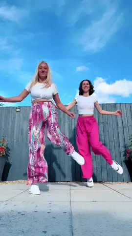 Isn’t this a groovy little tune? 🎵💃 Dancing with @nat.shuffles DC @it_s_chiara on IG! #shuffldance #shuffle #dance 