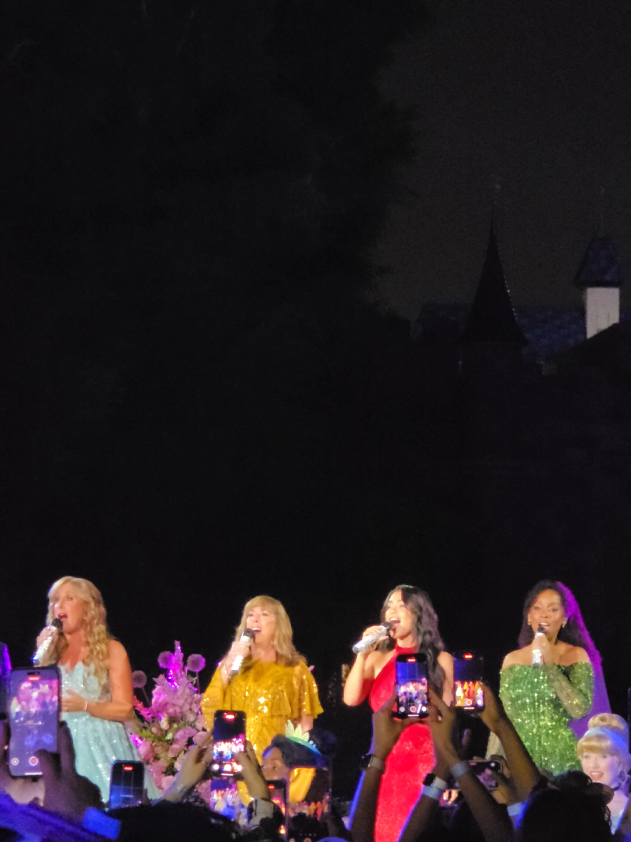Surprise performance from Disney's Princesses! 😱 #disneyprincess #worldprincessweek #disneyland #thelittlemermaid #moana #belle #princesstiana 