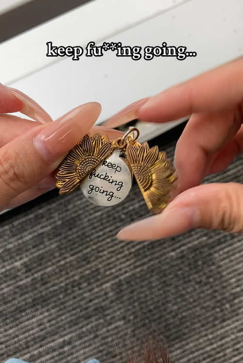 Don't stop. keep dreaming. keep going. keep it alive. ❤🥹🌻🫶 #sunflowercharm #sunflowerkeychain #fyp #ttshopdeals #giftideas #sunflower #confidence #keepgoing #sunflowers #keepgoingdontgiveup 