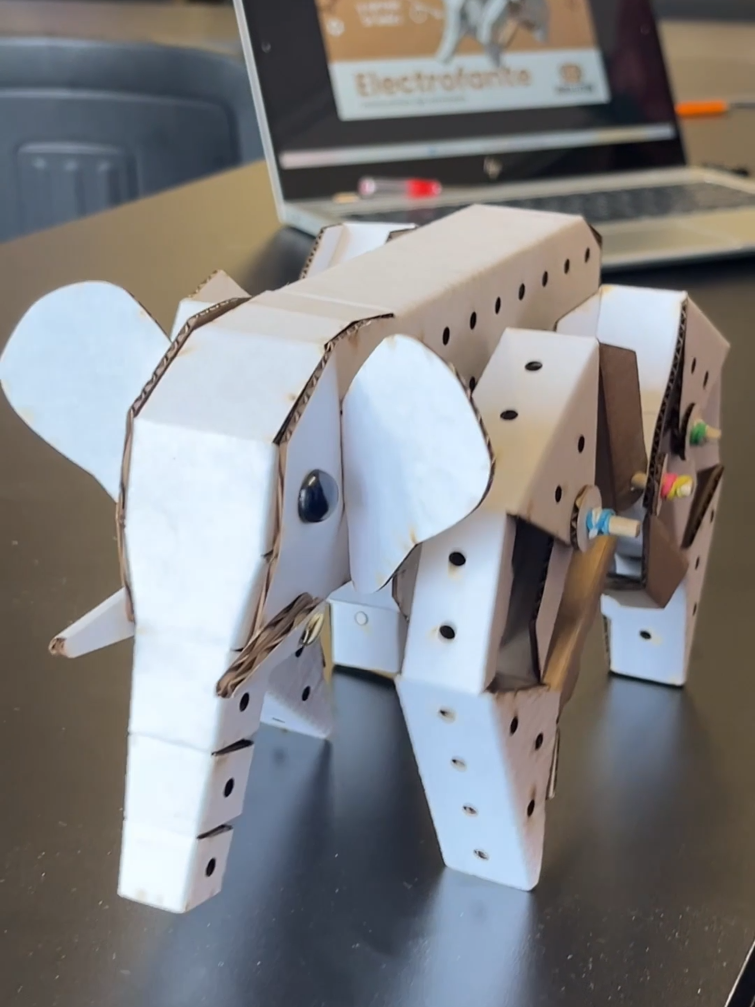 🛠️ Dándole los últimos toques a nuestro Electrofante 🐘⚡ ¿Listo para verlo en acción? 👀 #MakerLife #STEAM #Hacedores #robolution