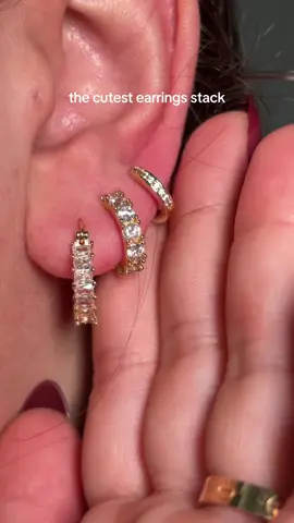 Obsessed with this earring stack, you get those 3 super cute and sparkly mini hoops 🤭 they’re super good quality and lightweight! #earrings #earringstack #hoopearrings #cutejewelry #goldjewelry 