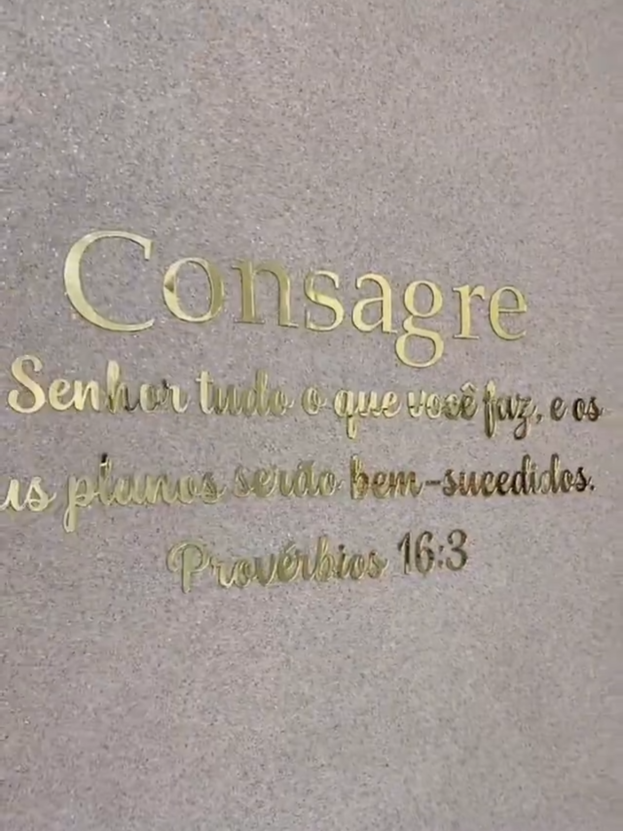 ✨ “Consagre ao Senhor” em acrílico espelhado! Mais que decoração, é fé que transforma seu lar 🙏💫 Coloque na sua parede e sinta a diferença todos os dias. #DecoraçãoComFé #AcrílicoEspelhado #Versículos #TikTokCristão #DecorCristã #foryou#tiktok #viral #fyp