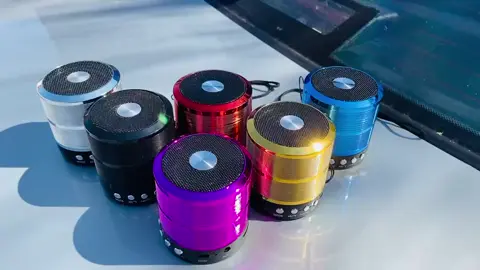 Caixa de Som Speaker Bluetooth KAPBOM KA-887 -Bluetooth V. 5.0 + EDR -Rádio FM integrado -Som HI-FI de alta qualidade -Bateria interna de excelente autonomia -Portátil: Possui alça para transporte -Potência de 3W -Possui microfone interno -Entradas: USB/Pen Drive, Cartão TF, AUX -Dimensões: 7cm de largura x 7cm de altura x 10cm de profundidade #speaker #caixadesom #paratiiiiiiiiiiiiiiiiiiiiiiiiiiiiiii 