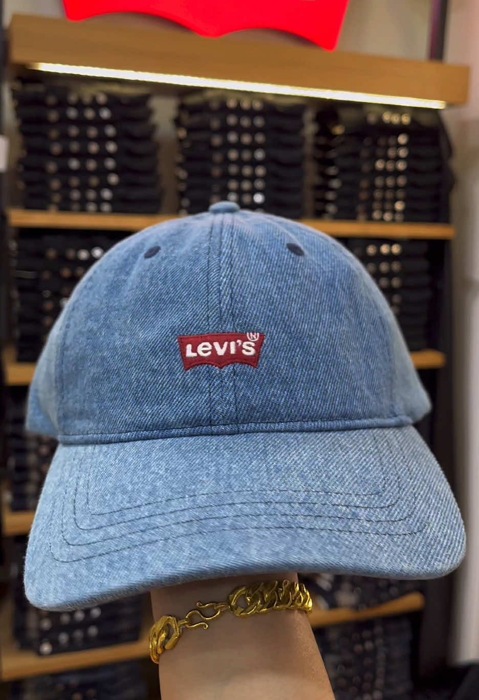 หมวก Levi’s หล่อเหมือนกันนะเนี่ย #Levi’s #ลีวายส์แท้ #หมวก #levisthailand #เปิดการมองเห็น  