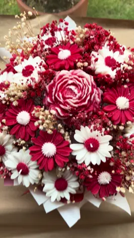 Un detalle eterno para sorprender en cualquier ocasión 🌹 Hecho a mano, con amor y luz. ✨#velas #velasaromaticas #velasartesanales #velasdecorativas #hechoamano 