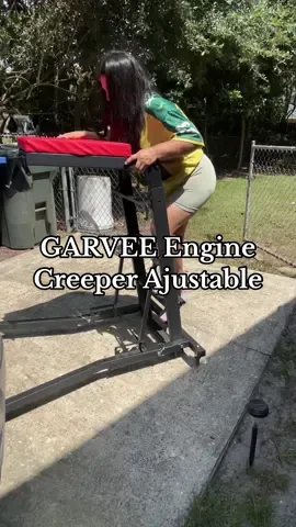 Engine Creeper ajustable 48”-66” con capacidad de 400 lbs, ideal para reparación de autos, talleres y garajes. Con 4 ruedas giratorias 360°, fácil de mover y súper resistente. Disponible en negro, amarillo, naranja y blanco.  #AutoRepair #HerramientasMecánicas #CarRepairTools 