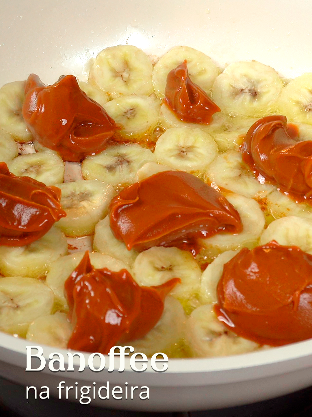 BANOFFEE NA FRIGIDEIRA Você nunca viu uma receita de Banoffee assim, super fácil e rápida! Ingredientes: · 1 colher de sopa de manteiga · 3 bananas nanica · Doce de leite Hey!Mu a gosto · 12 biscoitos maisena · Chantili a gosto · Canela em pó a gosto Compre seu doce de leite Hey!Mu, enquanto tem estoque, pelo site: 👉🏻 heymu.com.br Use o meu cupom de desconto: TESTE 🍮 Sem açúcar, sem culpa, só sabor! 😋 Cremoso na medida certa! 💚 Perfeito para qualquer momento do dia! #HeyMu#DoceDeLeiteZero#receita#receitasimples